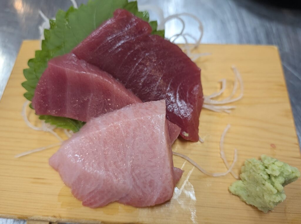 気晴れ屋の解体直後の本まぐろの希少部位入り3種盛り
