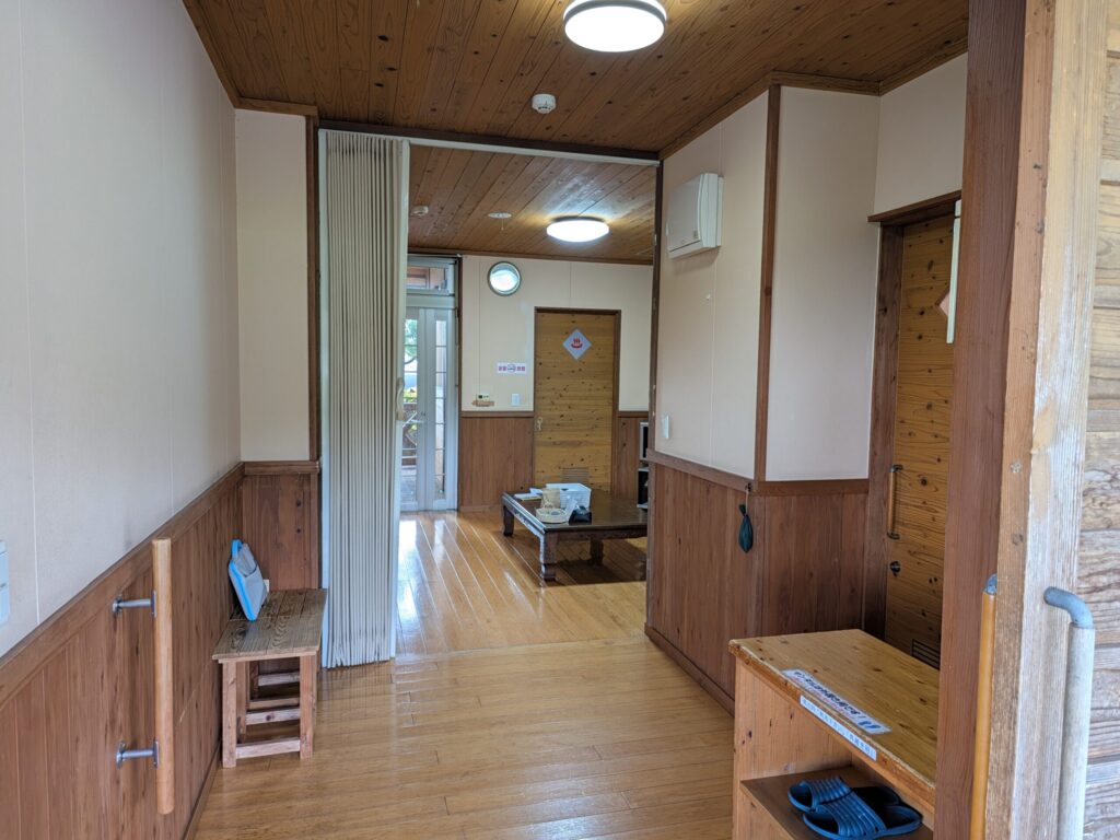 きなっせ平屋の入口から見た部屋全体
