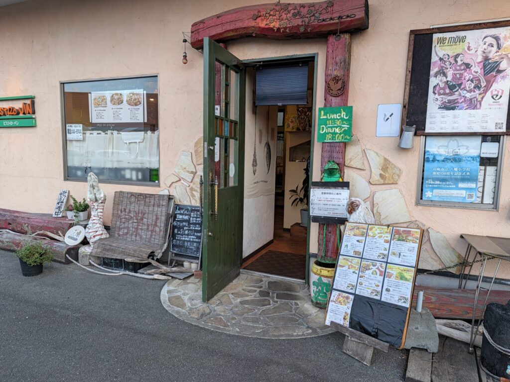 ビストロ蛮の入り口（明るい時間）