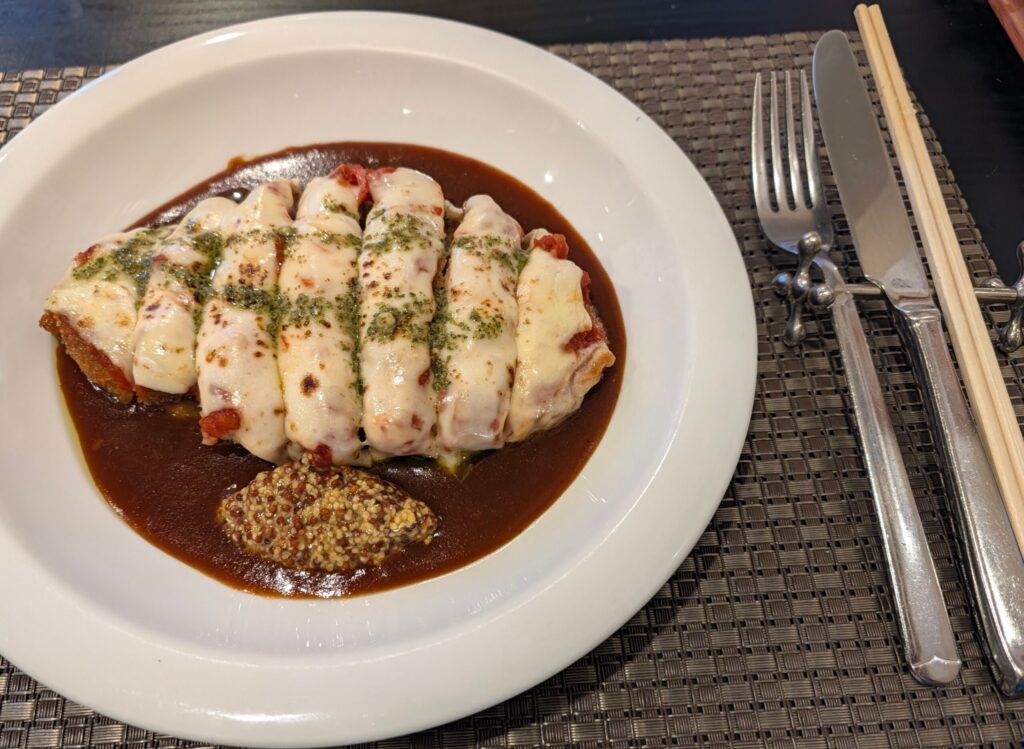 ポークカツとカトラリー
