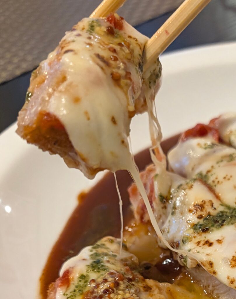 ポークカツのチーズが伸びるところ