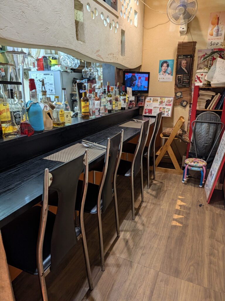 ビストロ蛮カウンター席
