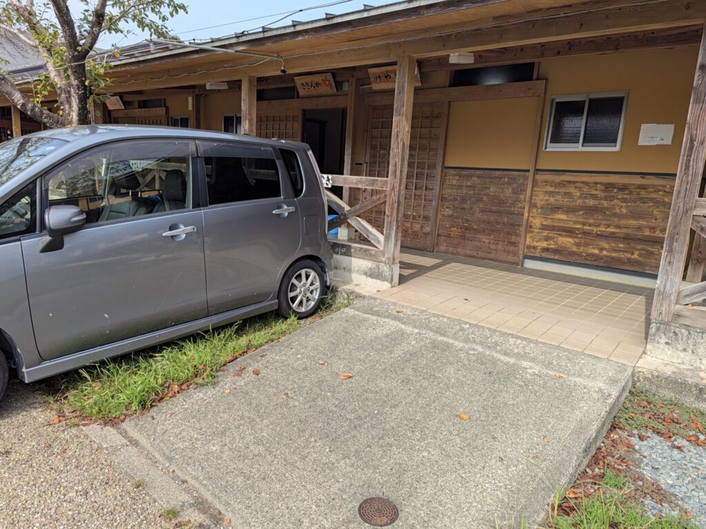 きなっせの部屋の前の駐車場とスロープ