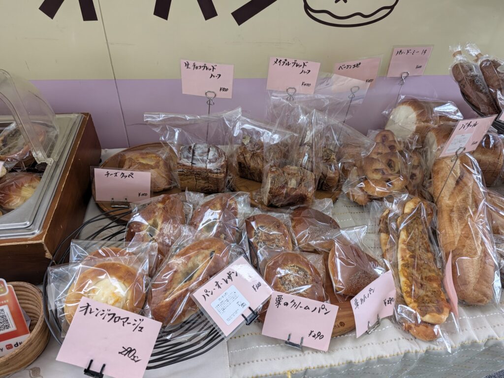 マルシェ号の前に並ぶパン