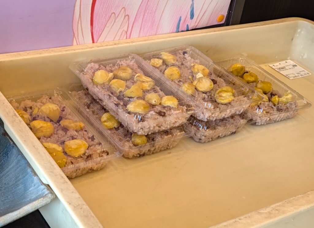 だるま餅屋の店頭に並ぶ栗赤飯