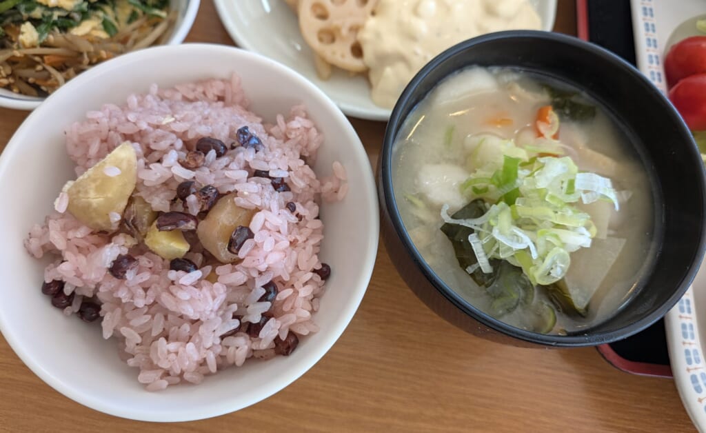 レストランまんまの栗赤飯と具沢山味噌汁