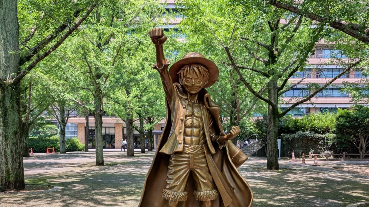 熊本県庁のルフィ像